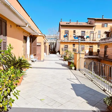 Elegante Con Terrazzino A San Lorenzo Rome